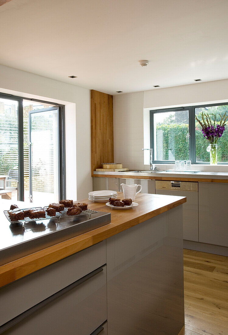 Schokoladen-Brownies auf einem Kühlblech in der Küche eines modernen Hauses in London, England, Vereinigtes Königreich