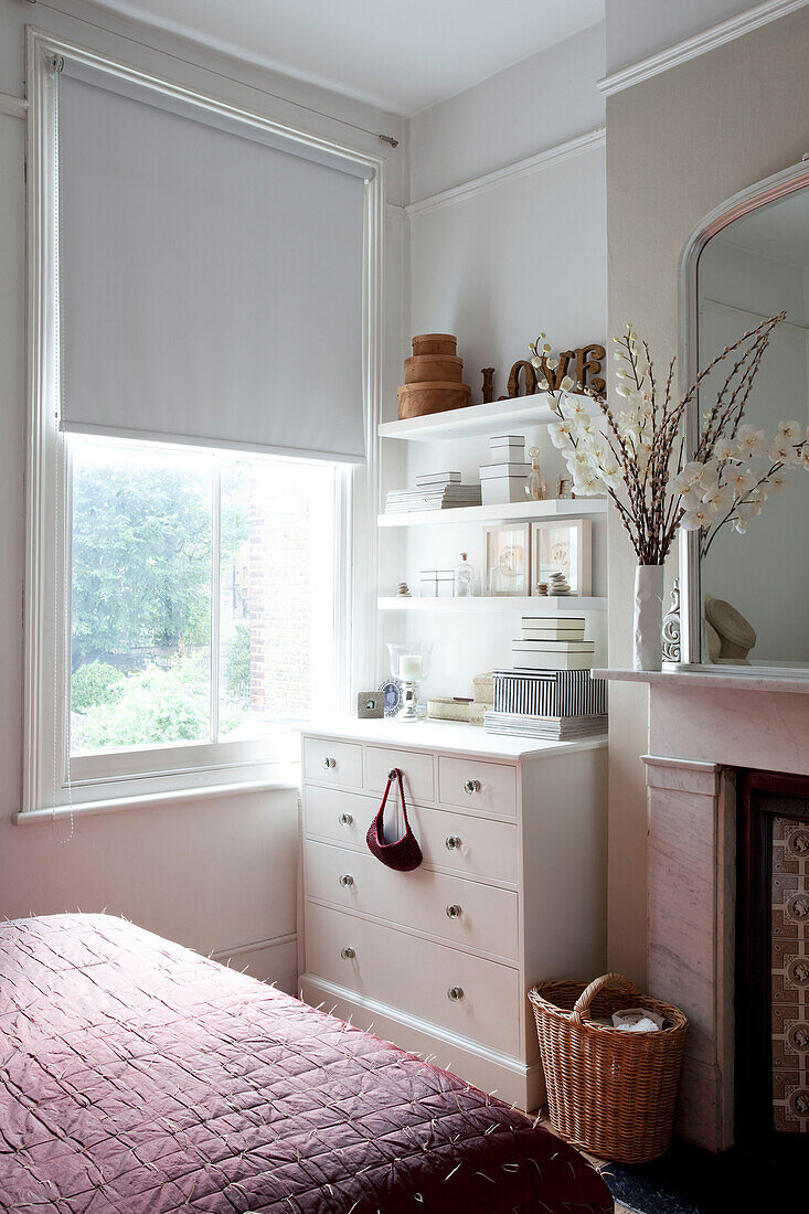 Schlafzimmerregal am Fenster in einem modernen Londoner Haus, UK