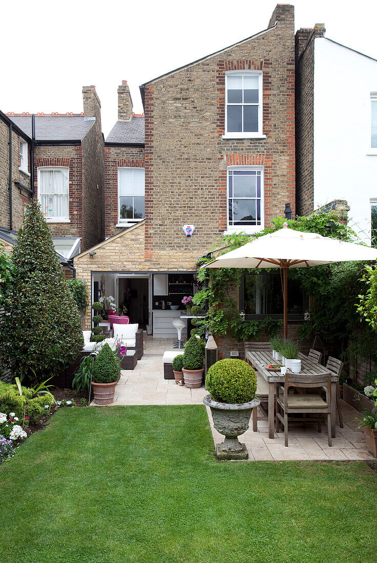 Blick in den Anbau eines Londoner Hauses vom Garten aus, UK