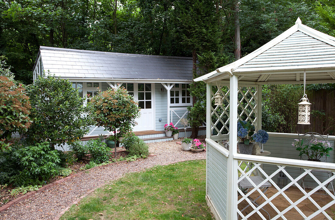 Hellblaues Gartenhaus mit Pagode im Garten eines Londoner Hauses, UK