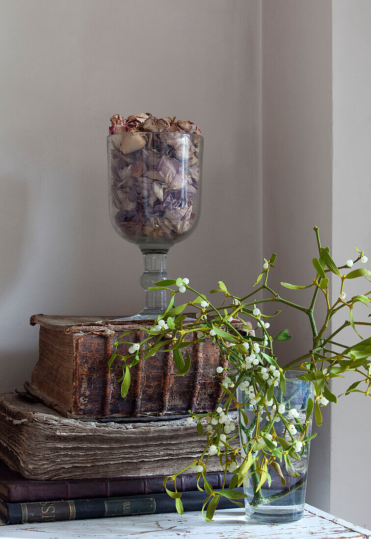 Potpourri auf alten Büchern mit Mistelzweig in einem Haus in London, England, UK