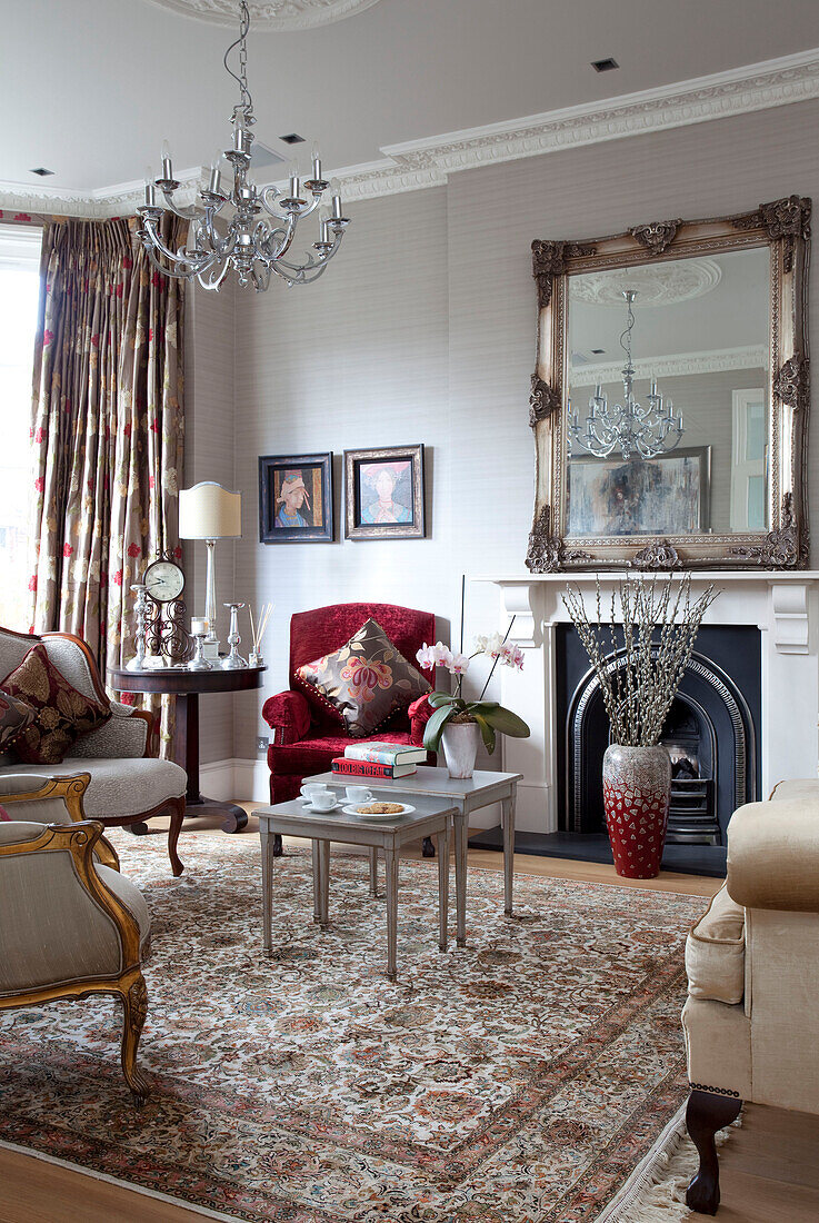 Silbergerahmter Spiegel auf Kaminsims mit Vintage-Möbeln in einem Haus in London, UK