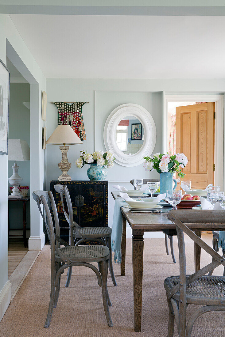 Geflechtstühle am Esstisch in einem Haus in Sussex, England, Vereinigtes Königreich