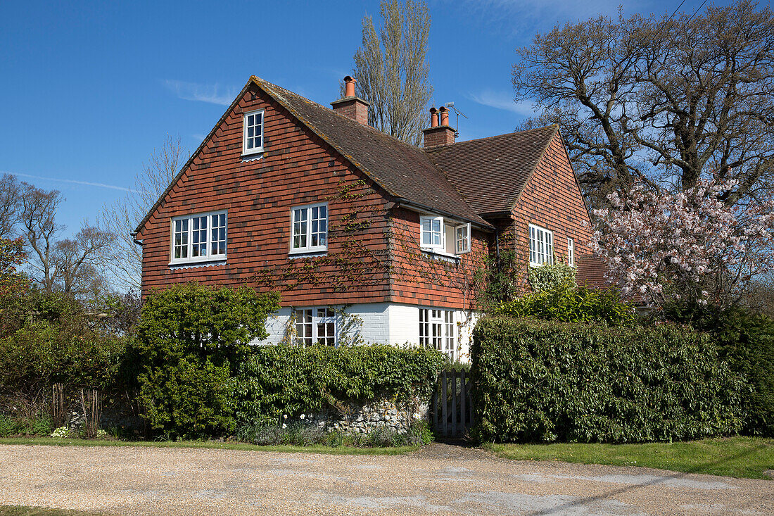 Eingeschlossener Eingang zu einem freistehenden Backsteinhaus in Sussex, England, UK