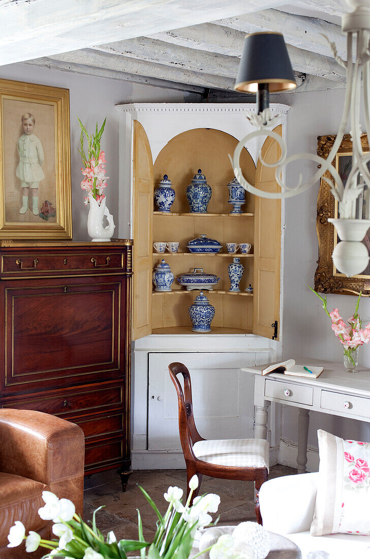 Blaues und weißes Porzellangeschirr in einem Eckschrank in einem Haus in West Sussex, England, Vereinigtes Königreich