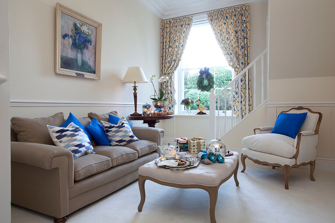 Hellblaue Kissen auf Sessel und Sofa im Wohnzimmer eines Hauses in West Sussex, England UK