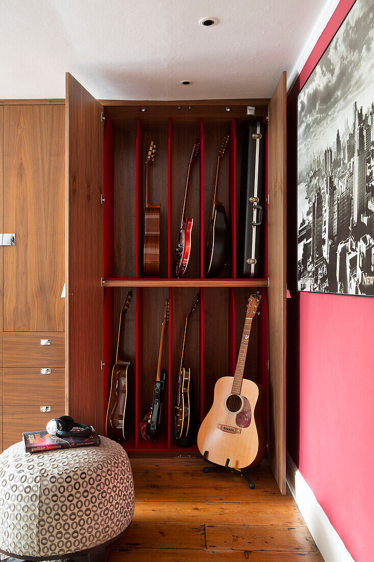 Gitarrensammlung in einem Schrank in Berkshire, England, UK