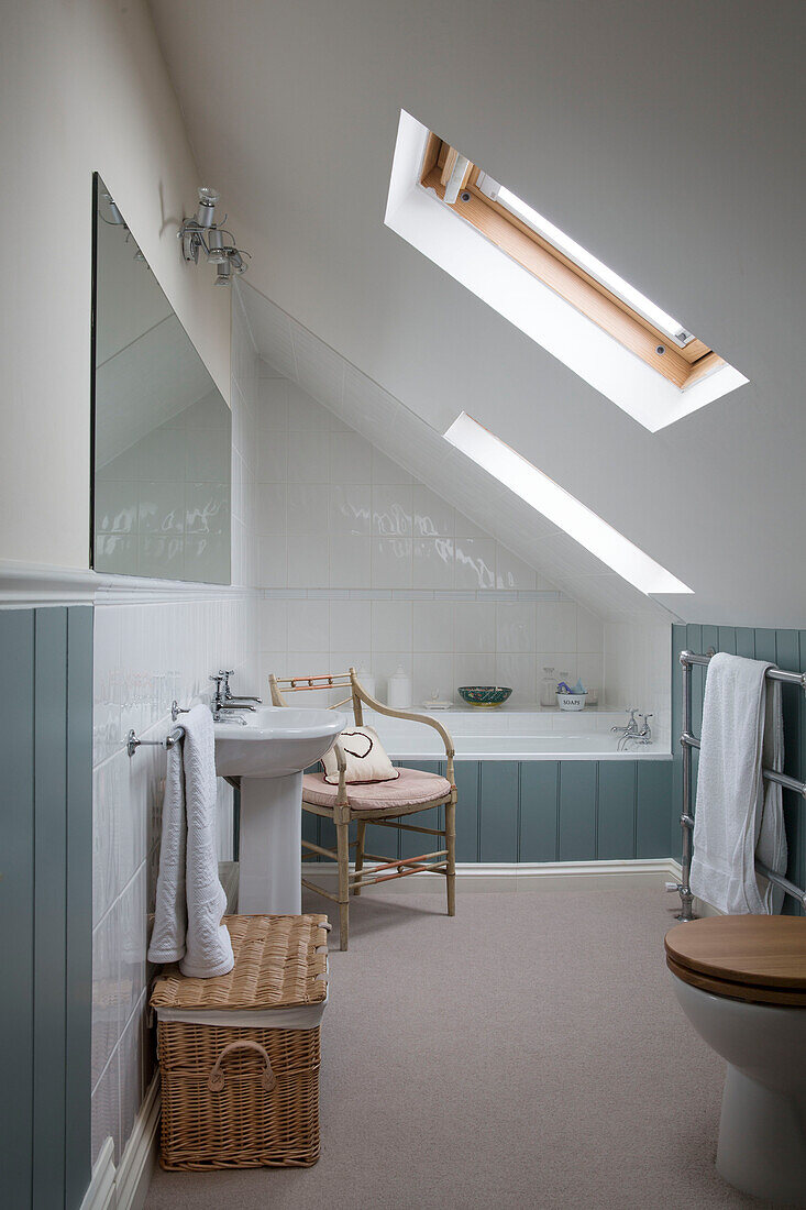 Oberlichtfenster im Badezimmer im Dachgeschoss des Hauses in Shoreham by Sea West Susses England UK