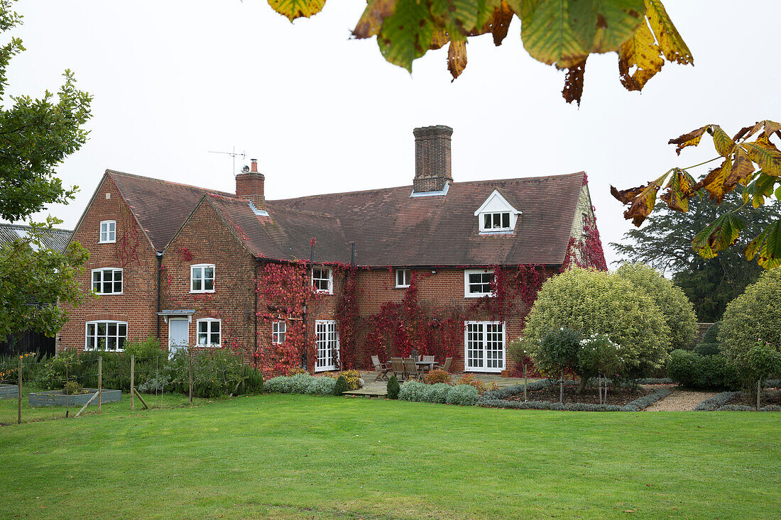 Backsteinfassade eines freistehenden Hauses in London im Herbst, England, UK