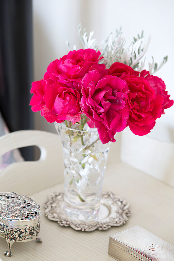 Rosa Schnittblumen in Kristallvase mit silberner Schatulle in einem Haus in Berkshire, England, UK