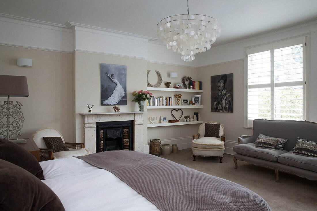 Bücher und Ornamente auf Schlafzimmerregalen mit Ornamenten in einem modernen Schlafzimmer in Sussex, England, UK