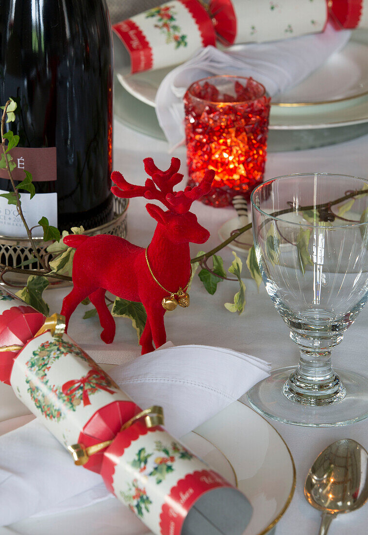 Weihnachtsgebäck und Rentier auf dem gedeckten Tisch in einem Haus in Lymington, Hampshire, Großbritannien