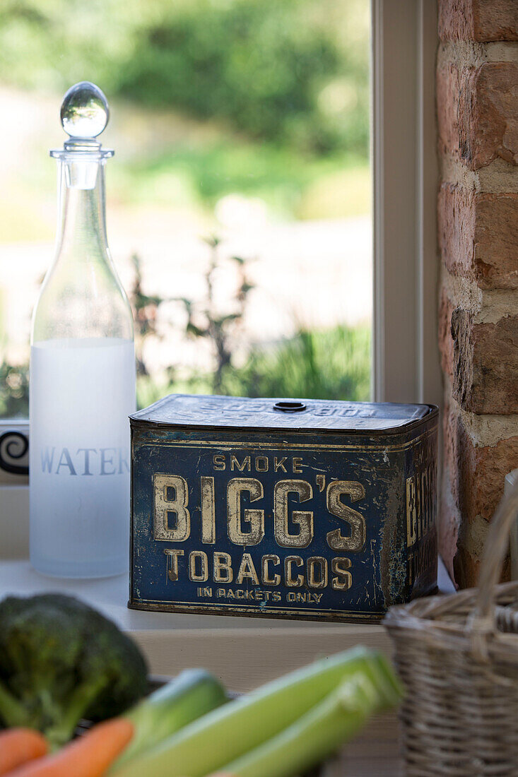 Wasserflasche und Tabakdose auf der Fensterbank in East Dean, West Sussex UK