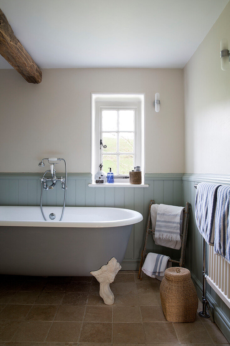 Freistehende Badewanne am Fenster im getäfelten Bauernhaus East Dean, West Sussex UK