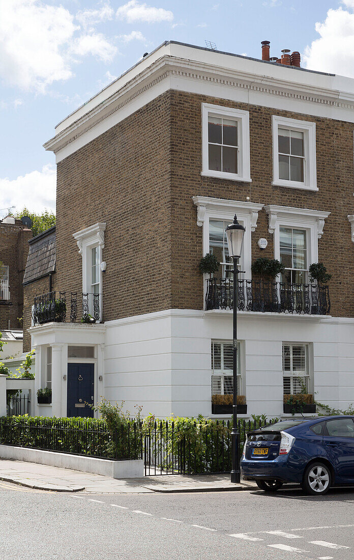 Auto geparkt vor Backstein 3-stöckigen Londoner Stadthaus England UK