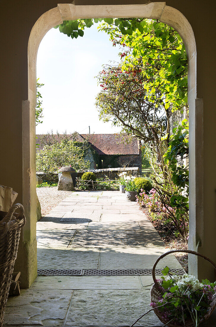 Blick durch eine Steintür in den Garten des Hauses in Warminster, Wiltshire, England, Vereinigtes Königreich