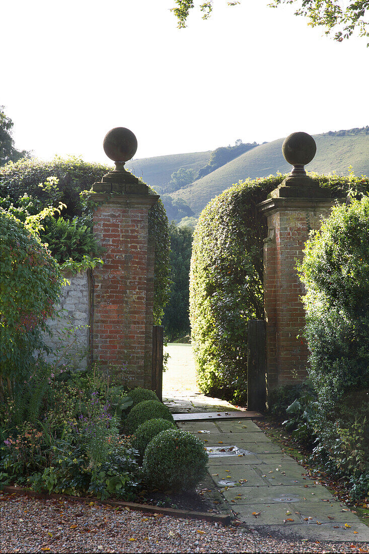 Torpfosten aus Backstein im Garten eines Landhauses in Sussex England UK