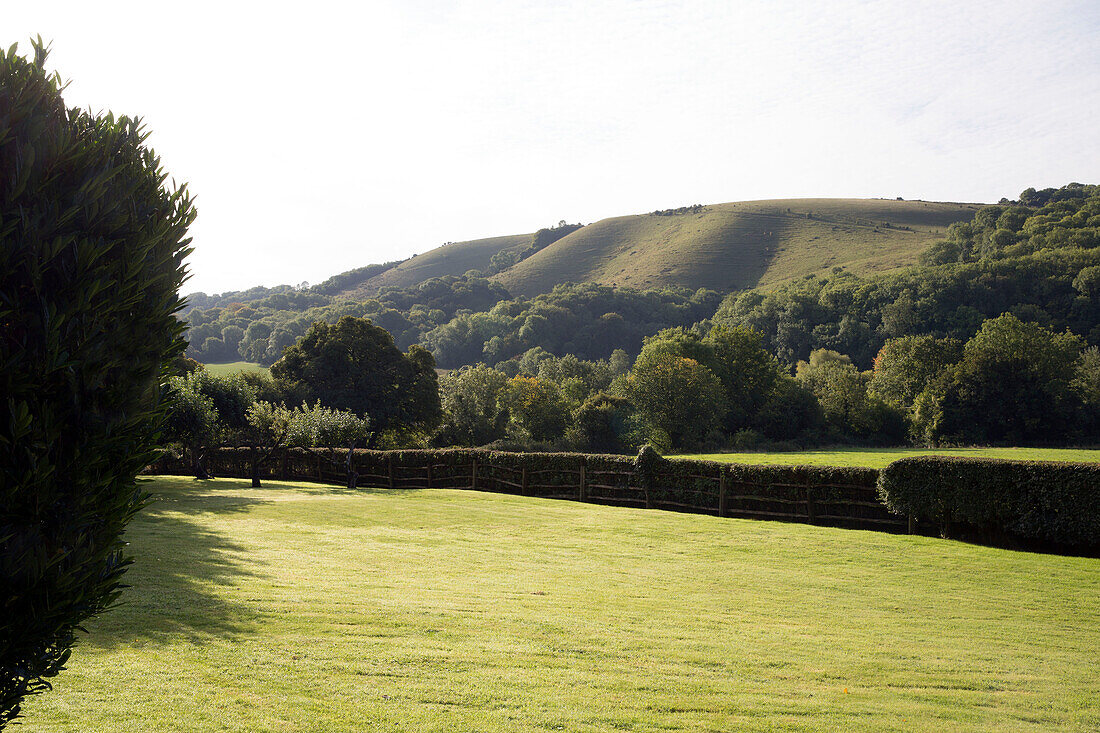 Hecke und Rasen eines Landhauses in Sussex England UK