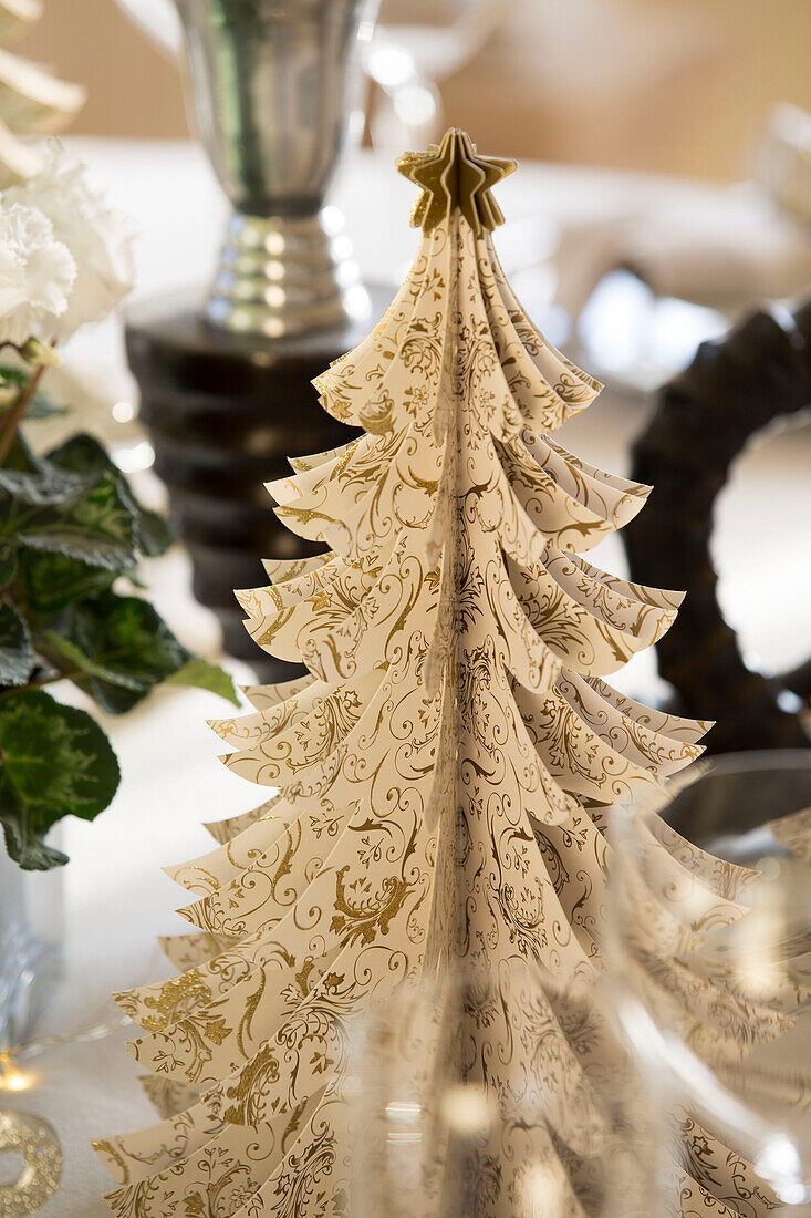 Papier-Weihnachtsbaum in einem Haus in Sussex, England, UK