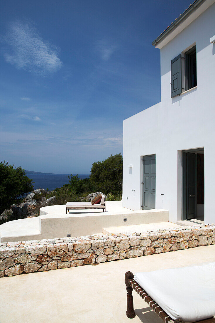 Sonnenliegen auf der Terrassenfassade einer Villa auf einem Hügel in Ithaka, Griechenland