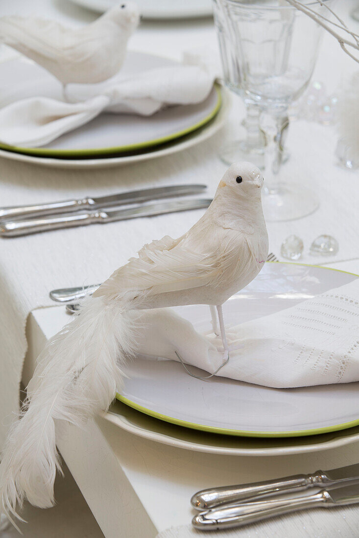 Weiße Vogelserviettenhalter auf einem Gedeck am Esstisch in einem Haus in Südlondon, England, Vereinigtes Königreich