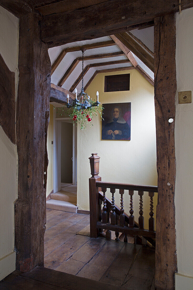 Mistelzweig auf Kandelaber im Fachwerkflur eines Bauernhauses in Hampshire England UK