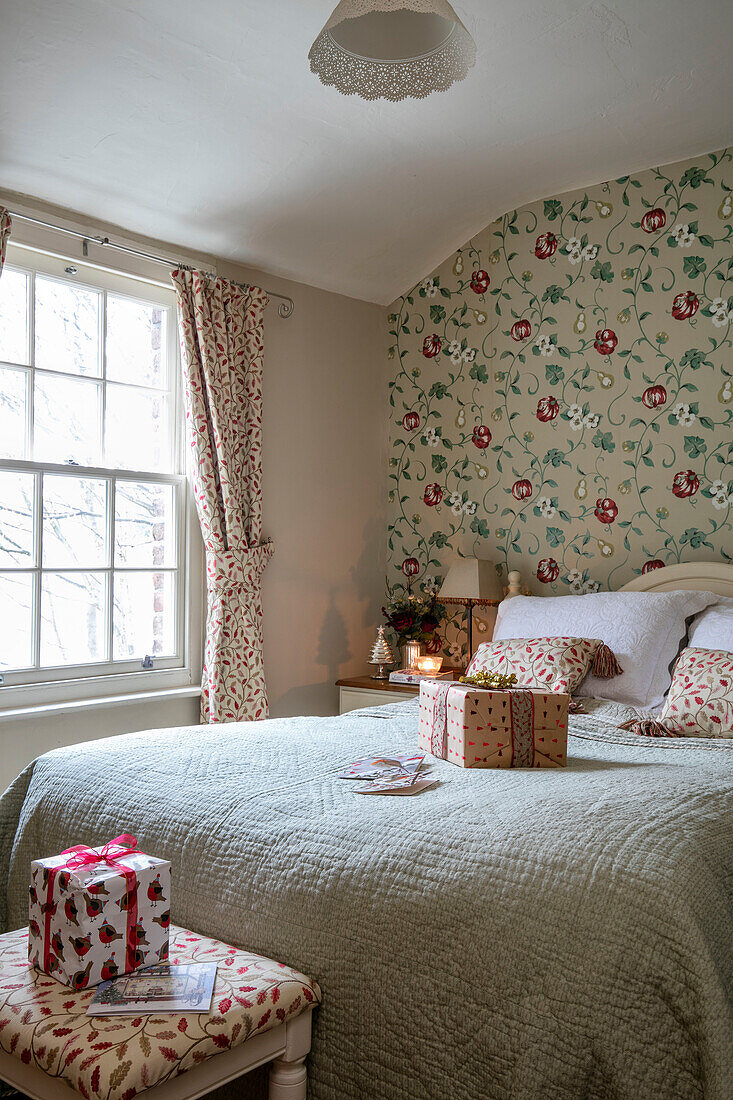 Weihnachtsgeschenke auf einem Doppelbett mit Blumentapete in einem georgianischen Landhaus in Liverpool UK