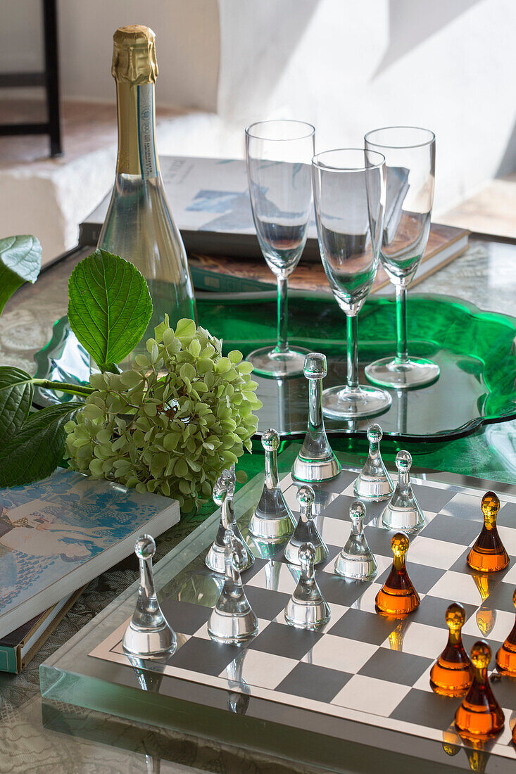 Schachspiel und Wasser in Flaschen mit Gläsern in einer Villa an der Küste von Amalfi, Italien