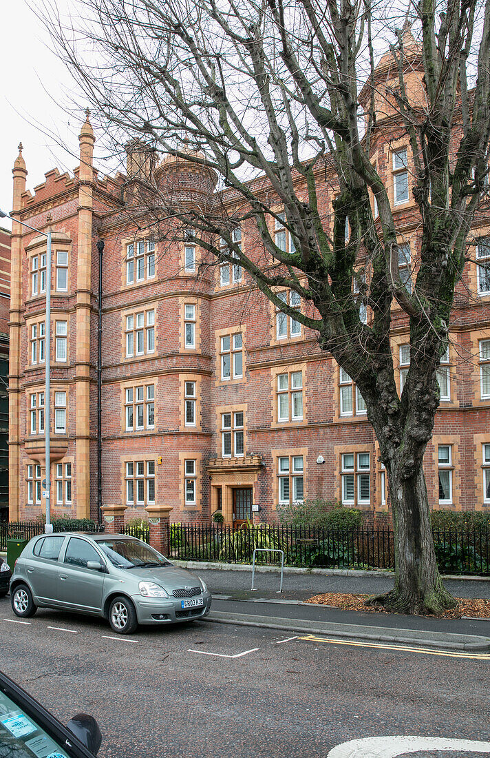 Auto geparkt vor einem Wohnhaus in Hove Brighton, East Sussex