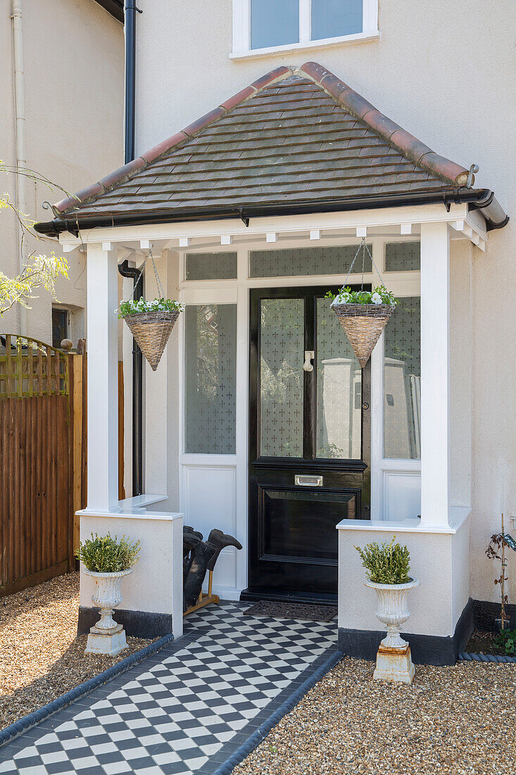 Geflieste Veranda vor einem edwardianischen Haus Surrey UK