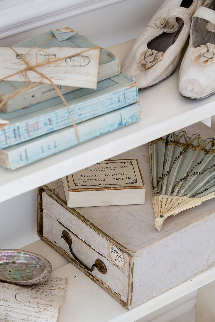 Vintage-Schuhe mit Fächer und mit Schnur gebundenen Büchern in edwardianischem Haus in Surrey, UK