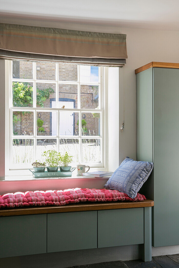 Fenstersitz mit hellgrünem Stauraum in einem Landhaus in Kent UK