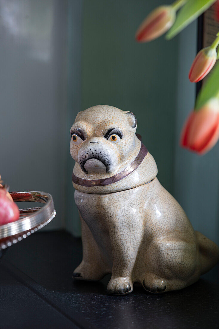 Keramische Bulldogge und Tulpen im Haus in Sussex