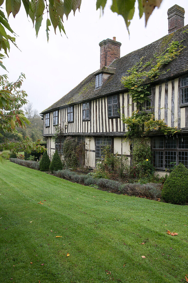 Gartenfassade eines traditionellen Bauernhauses mit Fachwerk in Kent, Großbritannien