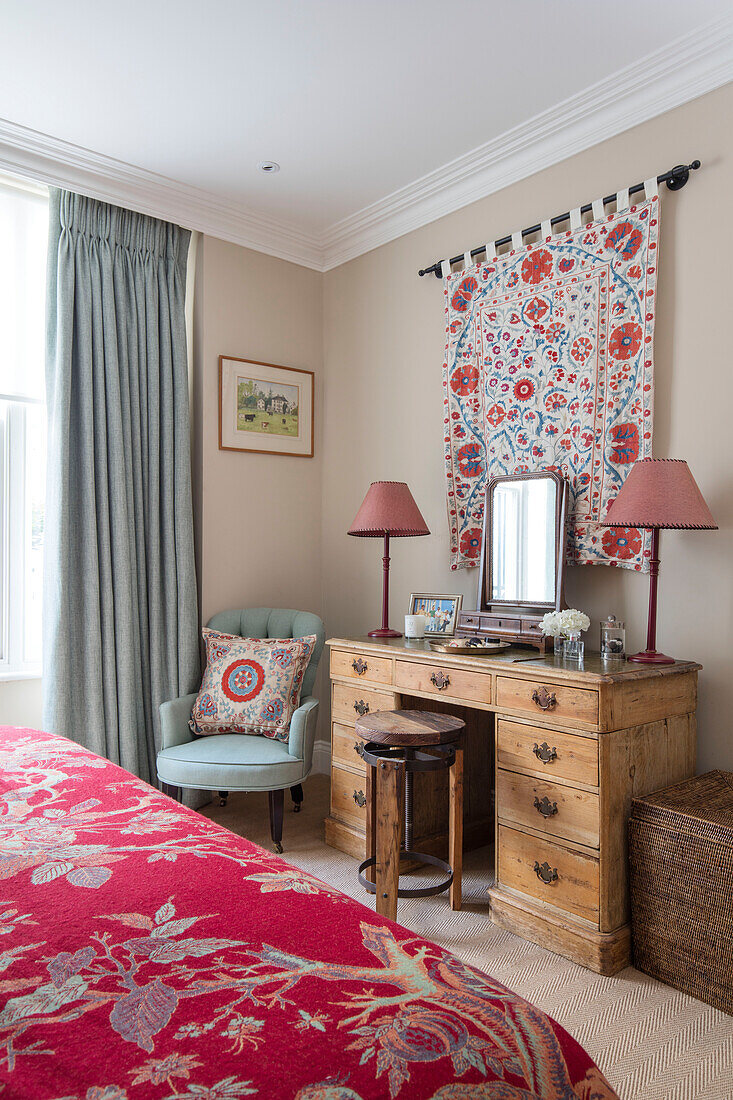 Schminktisch und Hocker aus Holz mit handgefertigten Textilien in einem Schlafzimmer im Norden Londons UK