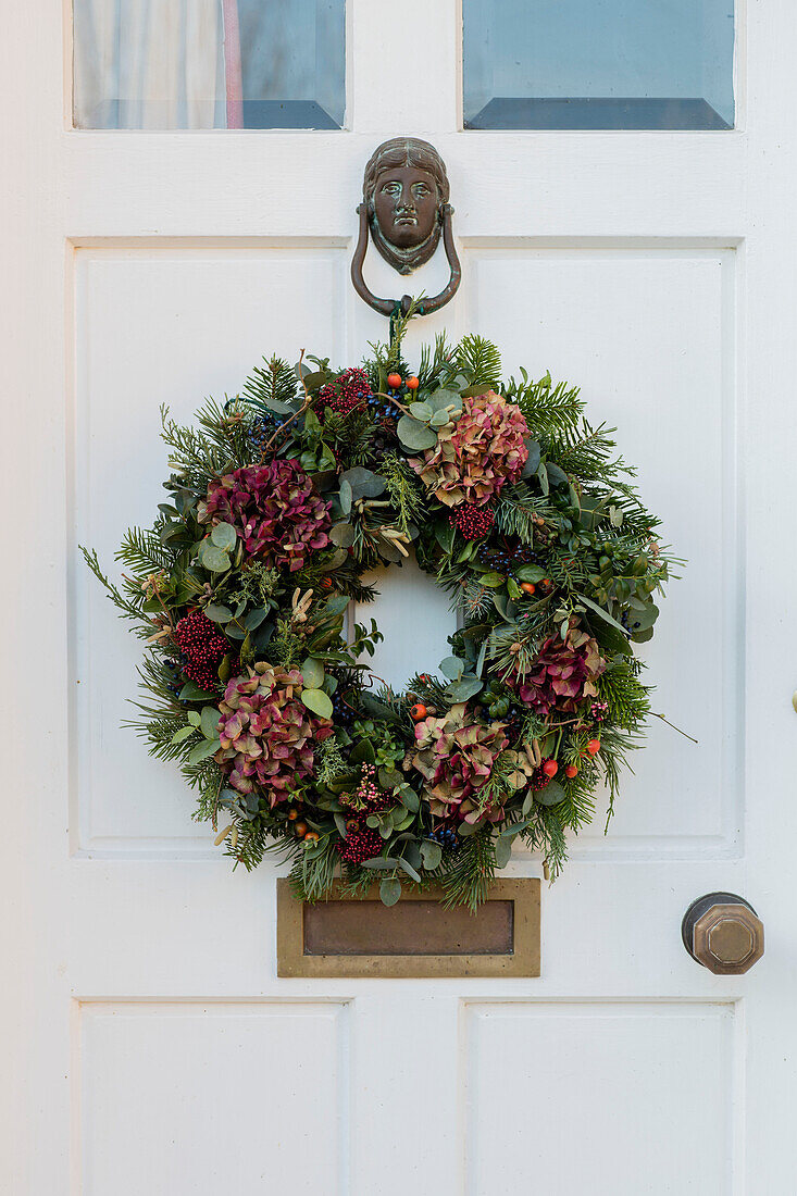 Weihnachtskranz an der Eingangstür eines Bauernhauses in Norfolk UK