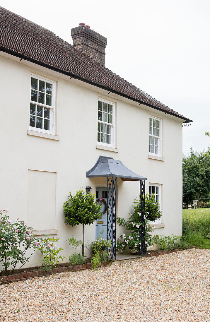 Kieseinfahrt mit georgianischer Veranda in einem Pfarrhaus in West Sussex UK