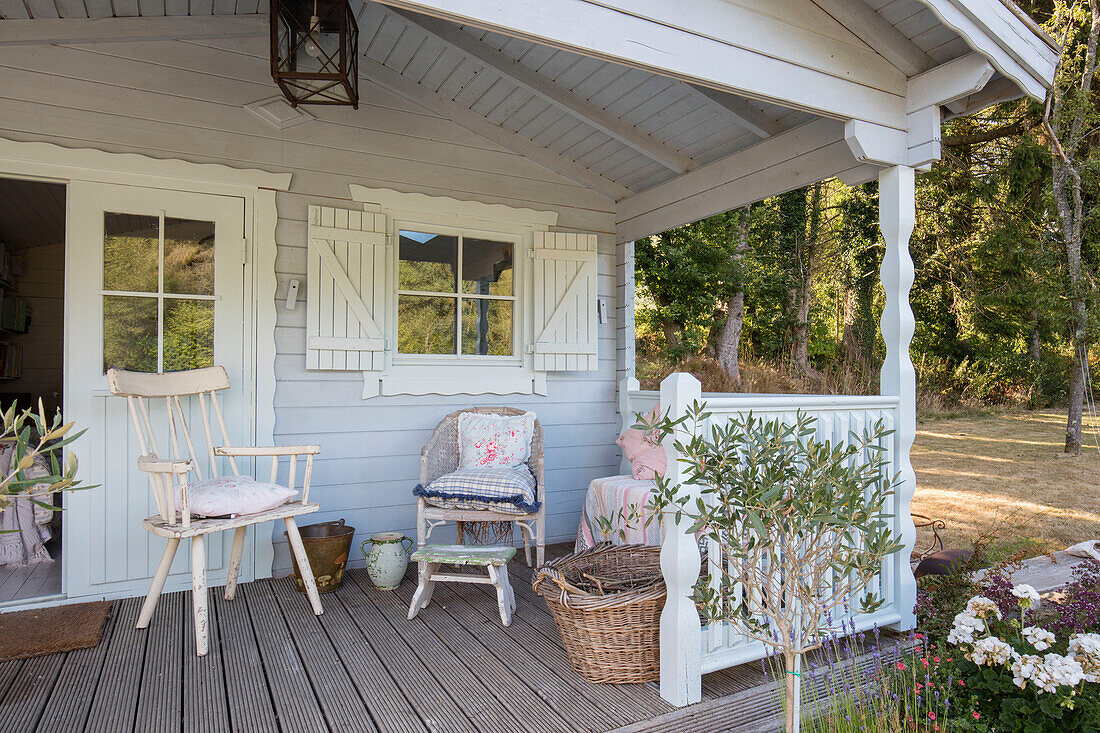 Veranda-Sitzgelegenheiten im Garten eines Landhauses in Surrey (UK)