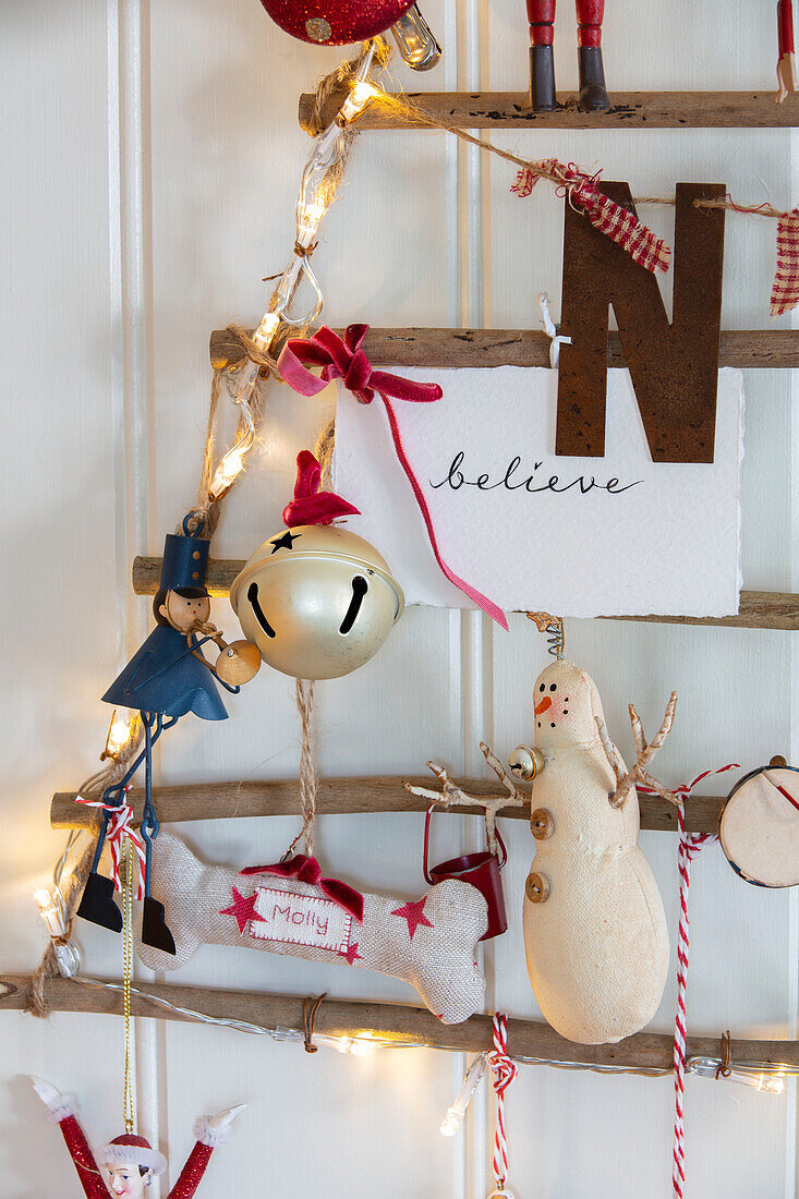 Baumschmuck 'believe' mit Schneemann und Kugeln mit dem Buchstaben 'N' Surrey UK