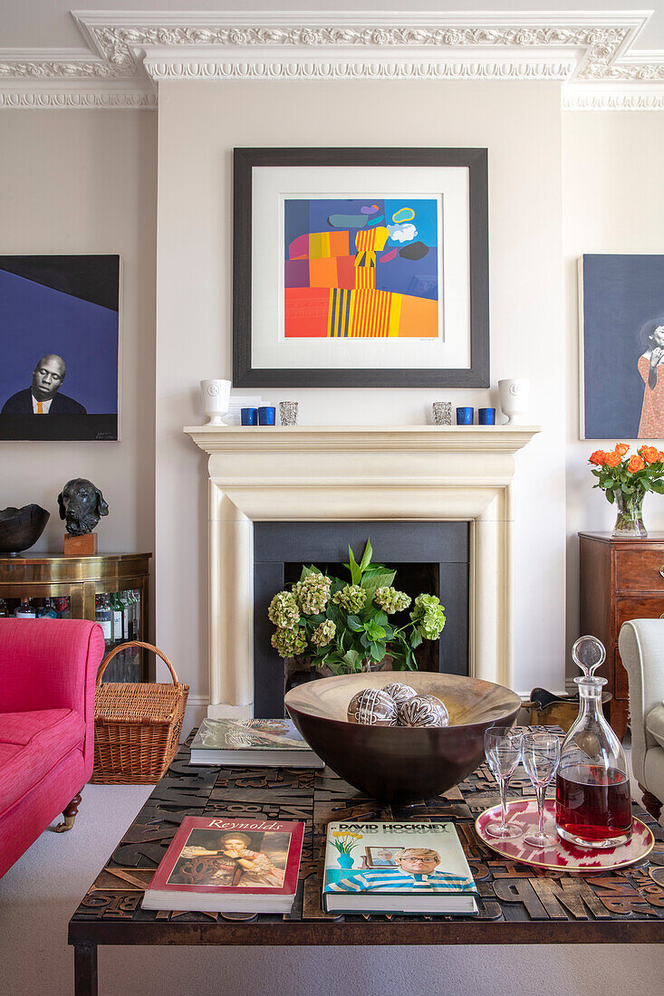 Moderne Kunst mit einer Karaffe auf dem Couchtisch in einem Haus im Südwesten Londons UK