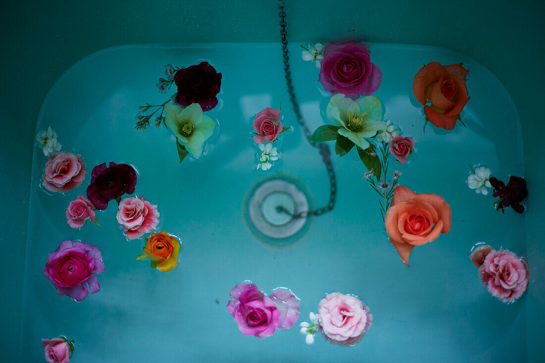 Vintage Blooms - Schnittblumen in einer türkisfarbenen Badewanne