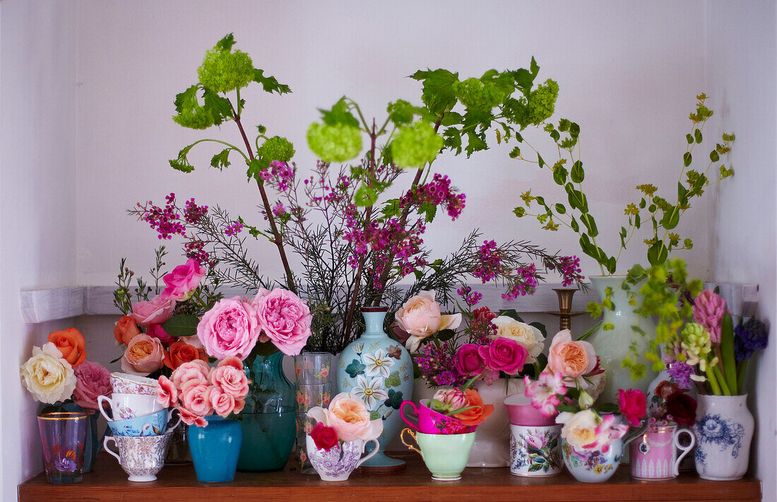 Vintage Blooms - sortiertes Porzellan gefüllt mit frischen Blumen