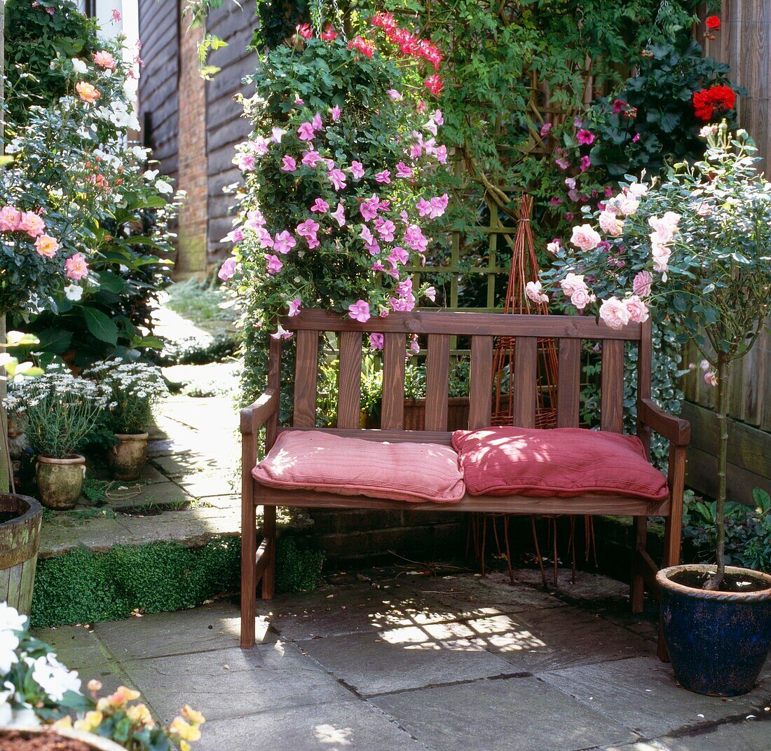 Garten im Landhausstil mit Bank