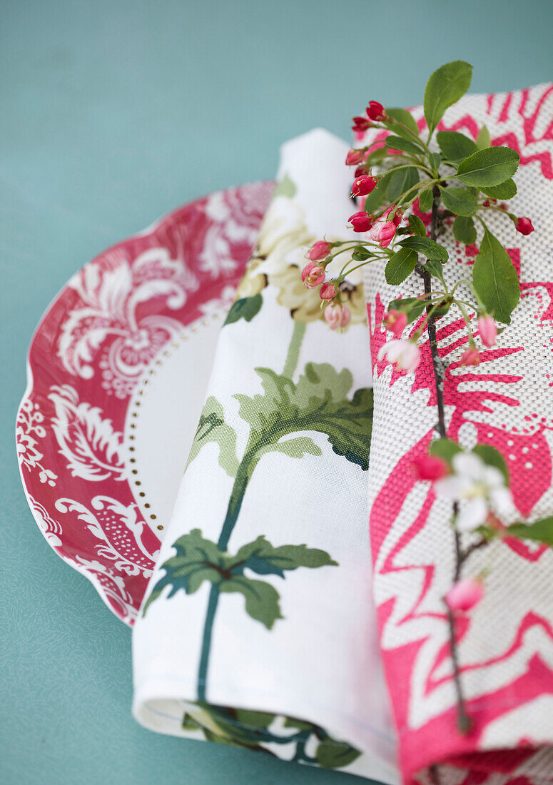 Florales Tellerdetail mit Serviette und Blüte