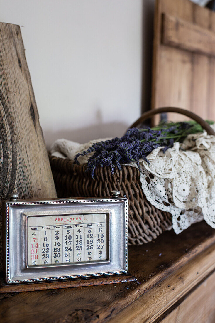 Vintage Kalender und Korb mit Spitze und Lavendel