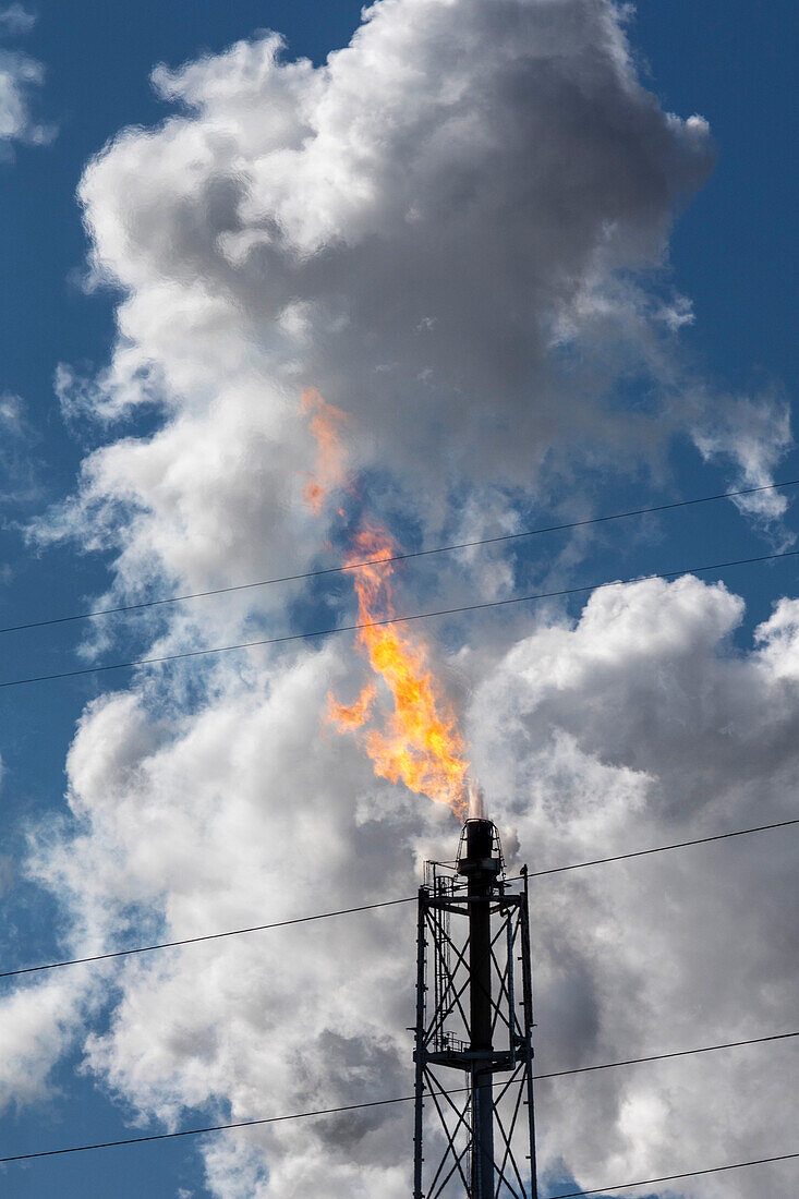 Flaring gas at Toledo Oil Refinery, Oregon, Ohio, USA