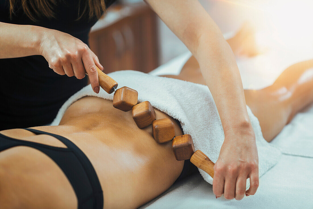 Maderotherapy body treatment