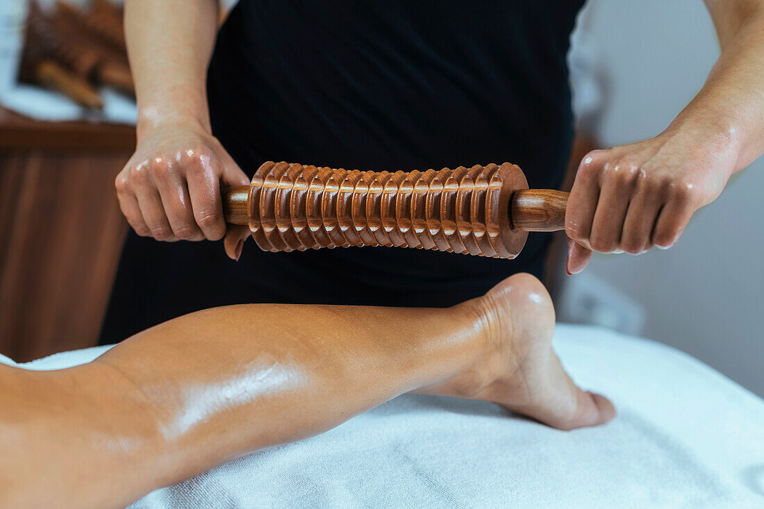 Anti-cellulite maderotherapy massage