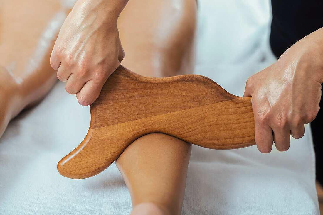 Anti-cellulite maderotherapy massage