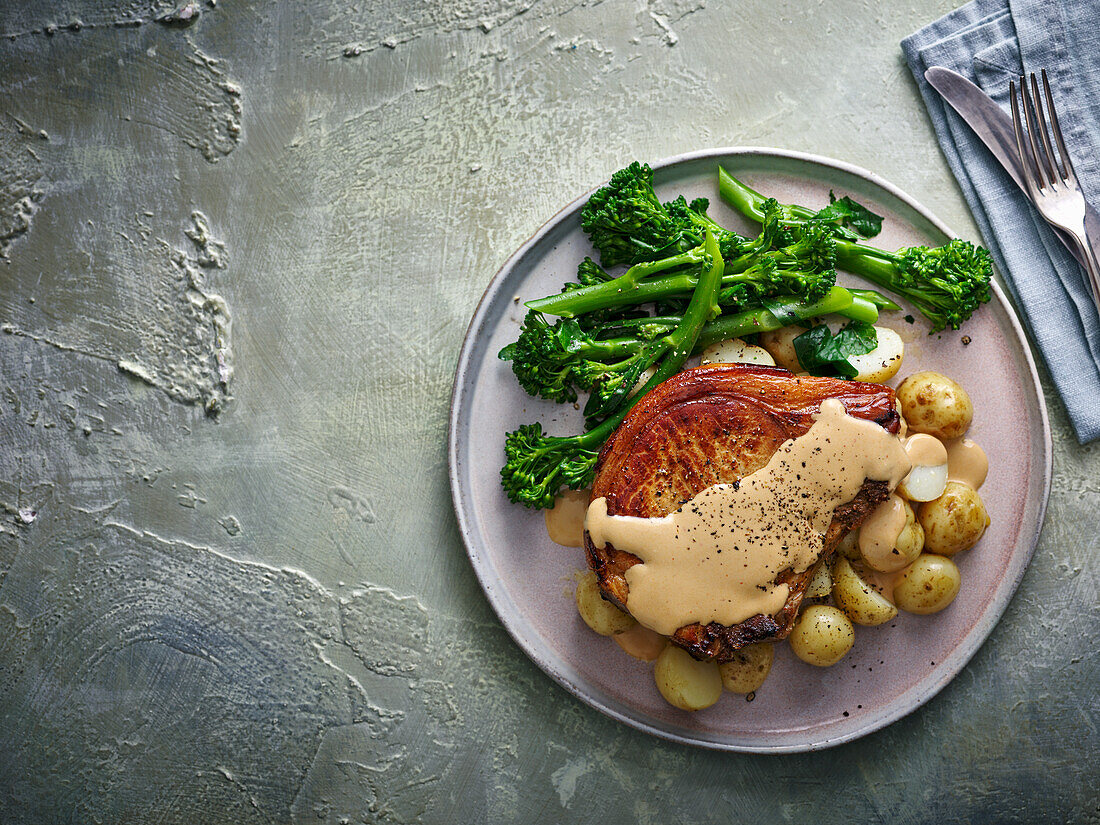 Schweinekotelett mit Frühkartoffeln, Brokkoli und Sahnesauce